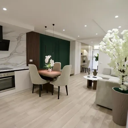 La Grand - New Bazaar Apartment