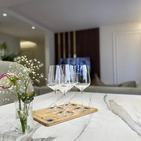 La Grand - New Bazaar * ティラナ